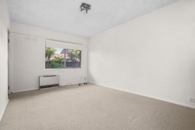 Townhouse Leased - VIC - Parkdale - 3195 - THREE BEDROOM | MINUTES TO BEACH | GREAT LOCATION  (Image 2)