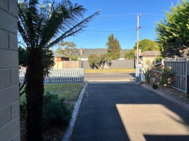 House Leased - VIC - Rosebud - 3939 - Rosebud Rental 4 Bedroom, Walking Distance to Beach, Shops, Cafes, Restaurants, Primary School, Buses  (Image 2)