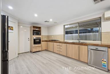 House For Sale - WA - Carramar - 6031 - SPACIOUS FAMILY LIVING WITH RESORT-STYLE ENTERTAINING  (Image 2)