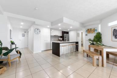 Apartment For Sale - QLD - Surfers Paradise - 4217 - Luxurious 3-Bed Coastal Apartment with Income Potential  (Image 2)