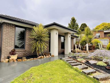 House For Sale - VIC - Warragul - 3820 - The Ultimate Lifestyle Package Fully Self-Contained Unit, Space, Style, Energy Efficiency & Parking for 6 Cars  (Image 2)