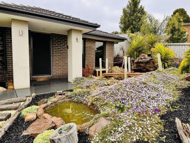 House For Sale - VIC - Warragul - 3820 - The Ultimate Lifestyle Package Fully Self-Contained Unit, Space, Style, Energy Efficiency & Parking for 6 Cars  (Image 2)