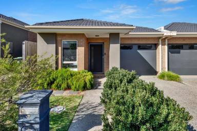 House For Sale - VIC - Wallan - 3756 - Chic Home in a Beautiful Quiet Court Location  (Image 2)