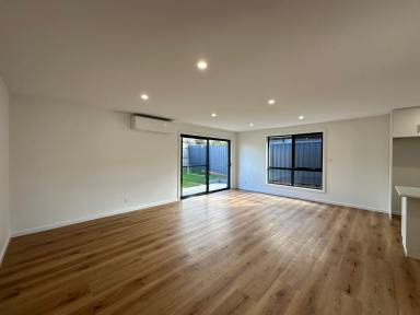 House Leased - TAS - Deloraine - 7304 - Modern Townhouse  (Image 2)
