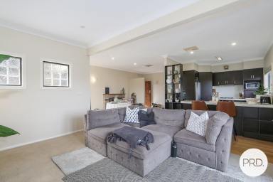 House For Lease - NSW - East Albury - 2640 - BEAUTIFUL HOME WITH STUNNING VIEWS!  (Image 2)
