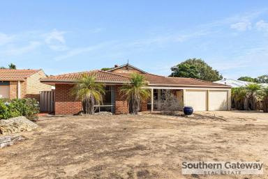 House For Sale - WA - Leda - 6170 - SPACIOUS FAMILY LIVING OPPOSITE A BEAUTIFUL RESERVE  (Image 2)