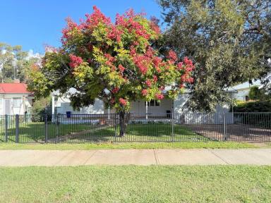 House For Sale - NSW - Moree - 2400 - PRIME LOCATION - WALK TO THE CBD AND THE GOLF CLUB  (Image 2)
