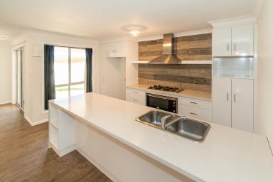 House For Lease - NSW - Gobbagombalin - 2650 - FAMILY HOME IN GOBBAGOMBALIN (Image 2)