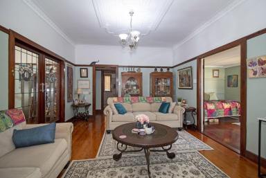 House For Sale - QLD - Newtown - 4350 - Sprawling 5-Bed 1930s Art Deco Home on a large block in Newtown.  (Image 2)