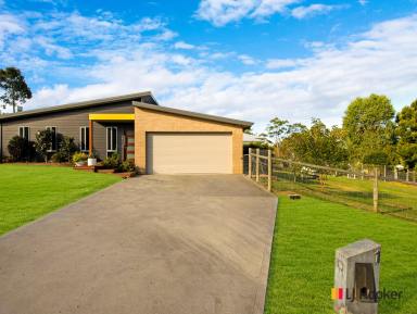 House For Sale - NSW - North Batemans Bay - 2536 - DESIRABLE LOCATION WITH OPTIONS  (Image 2)