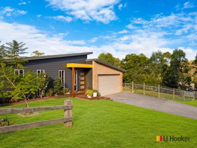 House For Sale - NSW - North Batemans Bay - 2536 - DESIRABLE LOCATION WITH OPTIONS  (Image 2)