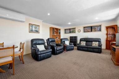 Unit For Sale - TAS - Upper Burnie - 7320 - QUALITY VILLA UNIT, BEAUTIFULLY PRESENTED  (Image 2)