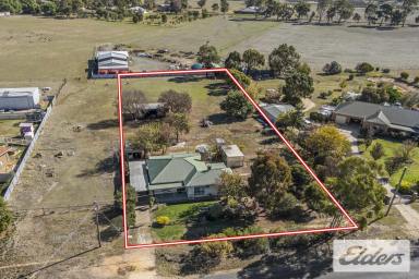 House For Sale - VIC - Avoca - 3467 - Expansive Living on Over an Acre – Ready to Make Your Own  (Image 2)