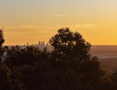 House For Sale - WA - Gooseberry Hill - 6076 - SCENIC HILLSIDE RETREAT  -  WITH DUAL - LIVING OPPORTUNITY!  (Image 2)