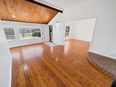 House For Sale - NSW - Leeton - 2705 - ENTERTAINERS DELIGHT  (Image 2)