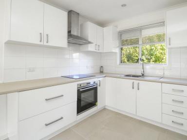 Unit For Sale - VIC - Bairnsdale - 3875 - QUIET, BRIGHT & BEAUTIFULLY UPDATED  (Image 2)