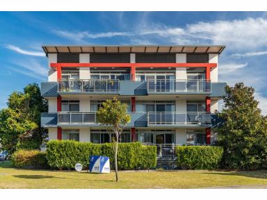 Unit For Lease - NSW - Tuncurry - 2428 - TOP FLOOR TWO BEDROOM UNIT  (Image 2)