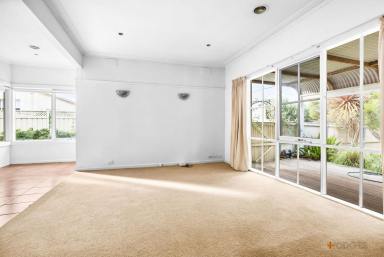 Townhouse For Lease - VIC - Parkdale - 3195 - CUTE & COSY 3 BEDROOM HOME IN FAMILY FRIENDLY LOCATION  (Image 2)