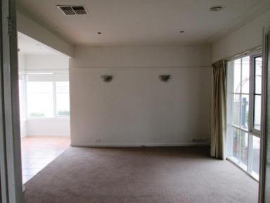 Townhouse For Lease - VIC - Parkdale - 3195 - CUTE & COSY 3 BEDROOM HOME IN FAMILY FRIENDLY LOCATION  (Image 2)