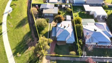 House For Sale - VIC - Swan Hill - 3585 - Charming 3-Bedroom Weatherboard Home in Prime Location  (Image 2)