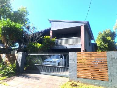 House For Sale - QLD - Macleay Island - 4184 - Spacious family home  (Image 2)
