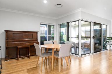 Unit For Lease - QLD - Mount Lofty - 4350 - Executive Unit in Sought After Locale  (Image 2)
