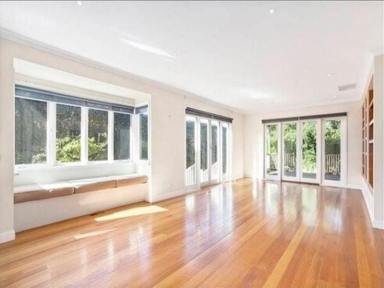 House Leased - VIC - Bentleigh - 3204 - Large 5-bed House only 100m to Bentleigh station and Centre rd cafes! (Image 2)