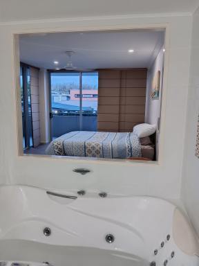 Apartment For Lease - QLD - Mackay Harbour - 4740 - Large open plan apartment fully furnished.  (Image 2)