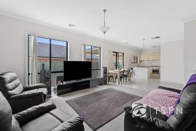 Townhouse For Sale - VIC - Flora Hill - 3550 - MODERN TOWNHOUSE - CLOSE TO UNIVERSITY  (Image 2)