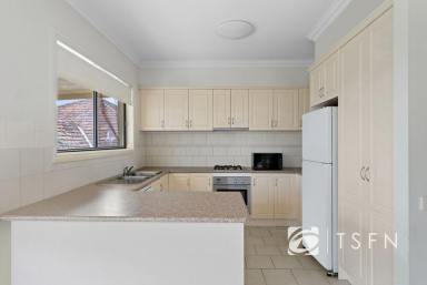 Townhouse For Sale - VIC - Flora Hill - 3550 - MODERN TOWNHOUSE - CLOSE TO UNIVERSITY  (Image 2)