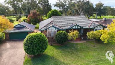 House For Sale - NSW - Narrabri - 2390 - PRESTIGE LIVING ON THE FAIRWAY  (Image 2)