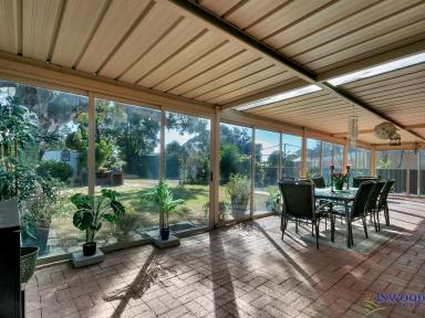 House For Sale - SA - Mount Pleasant - 5235 - Exquisitely presented turn-key home on extra large 1138 m2 block, established gardens.  (Image 2)