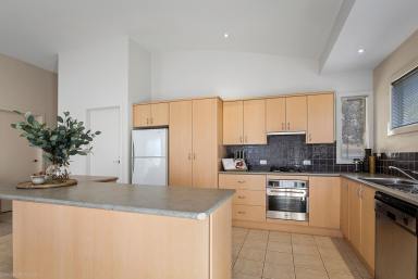 Townhouse For Lease - VIC - Apollo Bay - 3233 - Stylish Townhouse for Permanent Rent - Available Now  (Image 2)