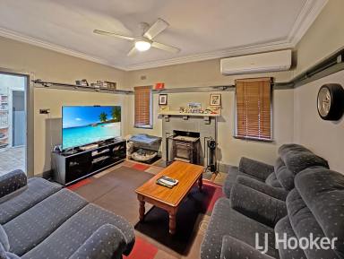 House For Sale - NSW - Inverell - 2360 - Affordable Ross Hill Home with Rear Lane Access  (Image 2)