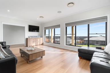 House For Sale - NSW - Cowra - 2794 - STUNNING HOME IN A PREMIER POSITION WITH DISTRICT VIEWS!  (Image 2)