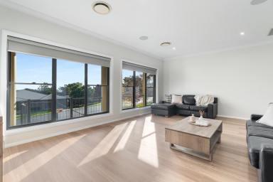 House For Sale - NSW - Cowra - 2794 - STUNNING HOME IN A PREMIER POSITION WITH DISTRICT VIEWS!  (Image 2)