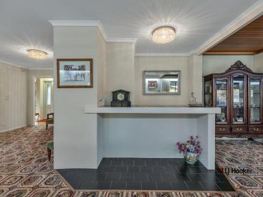 House For Sale - NSW - Moama - 2731 - A Rare Riverfront Retreat – Welcome to 5 Maidensmith Drive, Moama  (Image 2)