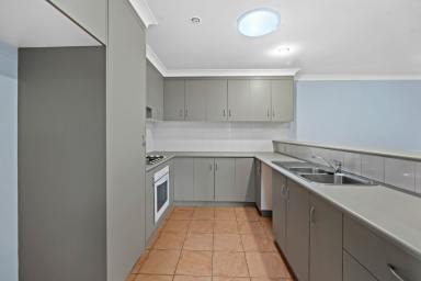 Unit For Lease - QLD - Darling Heights - 4350 - Walking distance to the University!  (Image 2)