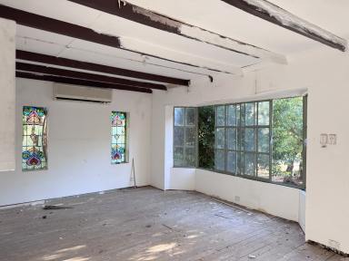 House For Sale - WA - Koongamia - 6056 - A 5 bedroom Renovator’s Delight with Huge Block Potential!  (Image 2)