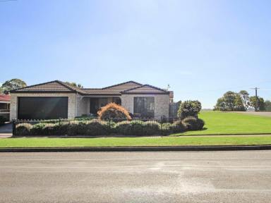 House For Sale - VIC - Bairnsdale - 3875 - DOWNSIZER WITH HIGH CLEARANCE SHED  (Image 2)