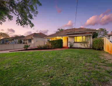 House For Sale - WA - Redcliffe - 6104 - LOVELY CHARACTER HOME  (Image 2)