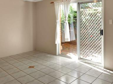 Unit For Lease - QLD - East Toowoomba - 4350 - Modern Town House - Close to the Park  (Image 2)