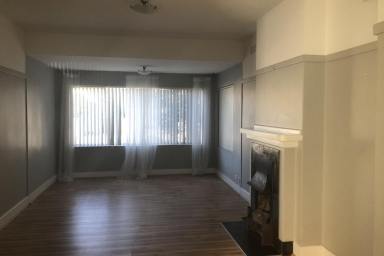Unit For Lease - NSW - Wollongong - 2500 - 2 BEDROOM UNIT - WALK TO THE BEACH  (Image 2)