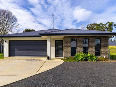 House For Sale - NSW - Kalaru - 2550 - WELL PRESENTED FAMILY HOME  (Image 2)