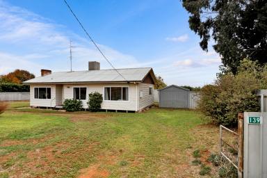 House For Sale - VIC - Red Cliffs - 3496 - An affordable home on 1/4 acre!  (Image 2)