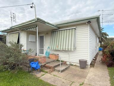 House For Sale - NSW - Moree - 2400 - GREAT LOCATION CLOSE TO THE AQUATIC CENTRE  (Image 2)