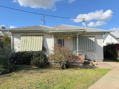 House For Sale - NSW - Moree - 2400 - GREAT LOCATION CLOSE TO THE AQUATIC CENTRE  (Image 2)