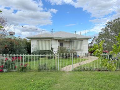 House For Sale - NSW - Moree - 2400 - GREAT LOCATION CLOSE TO THE AQUATIC CENTRE  (Image 2)