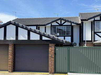 Townhouse For Sale - QLD - Springwood - 4127 - Townhouse with generous bedrooms and in a Superb "Walk-to Everything" Location  (Image 2)
