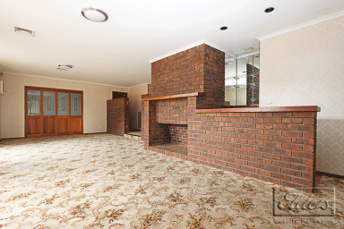 House For Lease - VIC - Strathdale - 3550 - Large Family Home in Highly Sought After Strathdale  (Image 2)